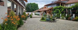 a courtyard with a bunch of plants and flowers at CONACUL FLO'CAMY in Drăguş