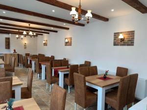 a dining room filled with tables and chairs at CONACUL FLO'CAMY in Drăguş