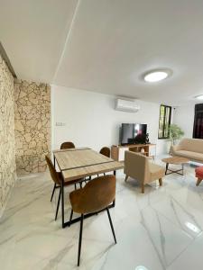 a living room with a table and chairs and a couch at 10 Caribe, tranquilidad y Casa Familiar in Rodadero