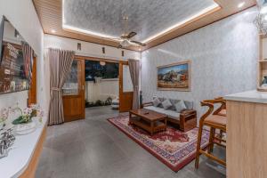 a living room with a couch and a table at Junna House Ubud in Payangan