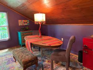 ein Zimmer mit einem Tisch, einer Lampe und einem Stuhl in der Unterkunft VacationHouse in Ulster Park + 35 Fotos
