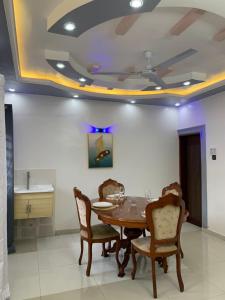 a dining room with a wooden table and chairs at Villa de 2 chambres in Porto-Novo