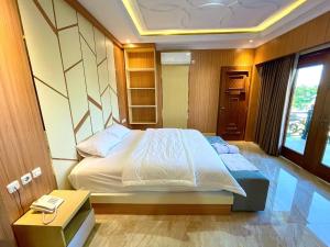 a bedroom with a large bed and a table at Alzetta Hotel by Abiza in Timuran +43 photos