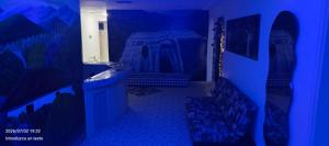 a blue bathroom with a sink and a mirror at HotelSueñosCafeteros in Montenegro