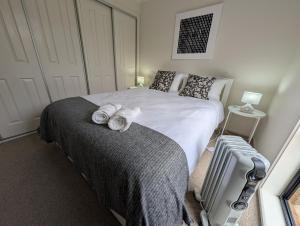 a bedroom with a bed and a suitcase at 2-Bedroom Townhouse Next to the Hospital in Bendigo