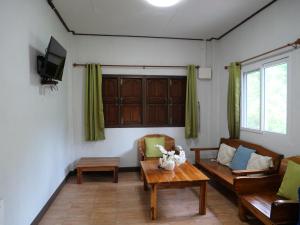 a living room with a couch and a table at นากลางดอย Naklangdoi in Ban Na Kham