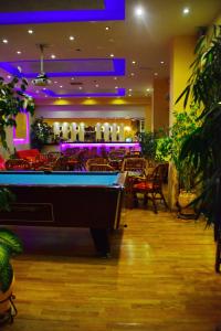 カラソスにあるKalathos Sun Hotelのバー付きのレストランのビリヤード台