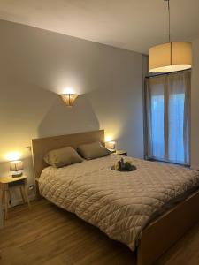 a bedroom with a bed with two lamps and a window at Le Cocon d aurélie in Thèzan-lès-Béziers