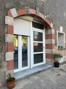 an arched window on the side of a building at Le Cocon d aurélie in Thèzan-lès-Béziers