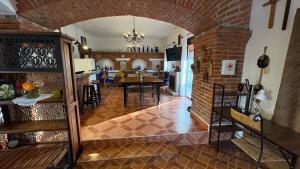 a kitchen and a living room with a brick wall at Master suite en Teotihuacan in San Sebastian Xolalpa
