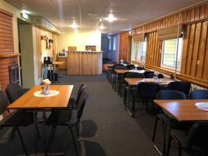 a dining room with tables and chairs in a room at Mõedaku Puhkekeskus in Mõedaka