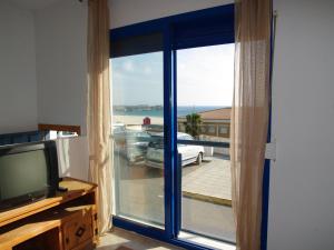 タリファにあるLivingtarifa Apartamento Blue IIのガラスの引き戸(車両通行可)が備わる客室です。