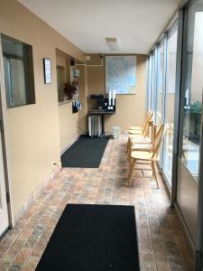 un pasillo con sillas y una habitación con mesa en Travel Inn, en Broadview
