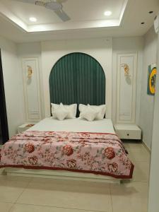 a bedroom with a large bed with a large headboard at Hotel 9Eleven & Cafe in Barnāla