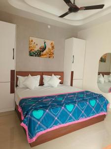 a bedroom with a bed and a ceiling fan at Hotel 9Eleven & Cafe in Barnāla