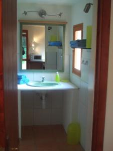 un bagno con lavandino e specchio di Finca Almendra a Cala Mesquida