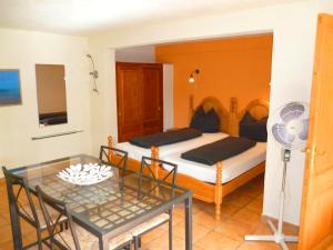 una camera con letto, tavolo e ventilatore di Finca Almendra a Cala Mesquida
