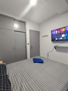 a bedroom with a bed and a flat screen tv at Paraiso La Mata in La Mata