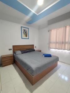 a bedroom with a bed and a blue ceiling at Paraiso La Mata in La Mata