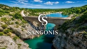 a bridge over a river with the words he closes des sommons at Le Clos de Sangonis in Saint-André-de-Sangonis