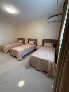 a room with two beds in a room at إقامة الرمال الذهبية in Les Hamiane
