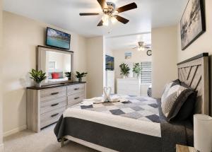 a bedroom with a bed and a ceiling fan at Cozy Lakefront Home in Lake Wales