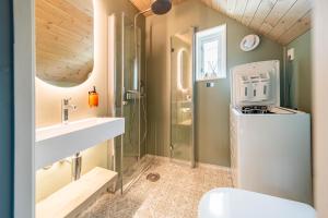 a bathroom with a toilet and a sink and a shower at Reineblikk in Moskenes