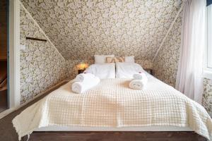 a bedroom with a bed with towels on it at Reineblikk in Moskenes