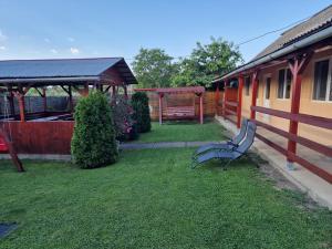 a bench in a yard next to a house at Casa Rodica Turda in Turda