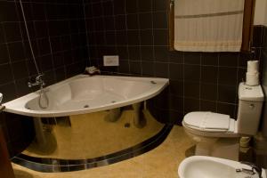 Koupelna v ubytování Hotel A. G. Porcillan