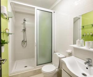 a bathroom with a shower and a toilet and a sink at Stylish and valm appartement in Kenitra