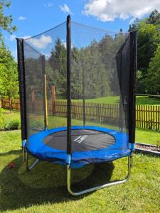 an empty trampoline in a yard with at Nad Potokiem in Grąziowa