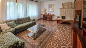a living room with a couch and a table at Appartamento Casa Viola in Monclassico
