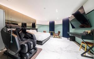 a hotel room with a bed and a desk at 호텔 어게인 in Cheongju