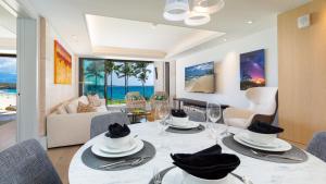 a dining room with a table and chairs and the ocean at ❤PiH❤ Hapuna Surfside Beachfront Steps From Ocean B26 in Hapuna Beach
