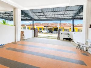 an outdoor patio with a table and chairs at Homestay nakhoda Sitiawan in Lumut
