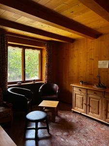 a room with a bench and a table and a chair at Locanda del Lysjoch in Gressoney-la-Trinité