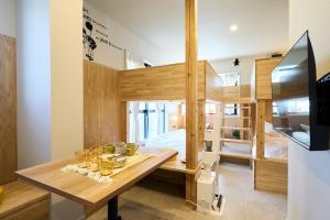 a room with a table with wine glasses on it at Inside Sangreen - Vacation STAY 22714 in Tokyo
