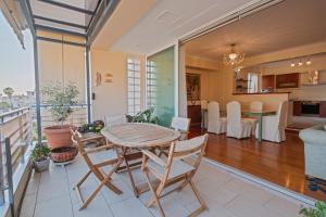 a dining room and living room with a table and chairs at Jenny's Appartment in Faraí