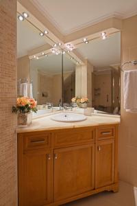 a bathroom with a sink and a large mirror at Jenny's Appartment in Faraí