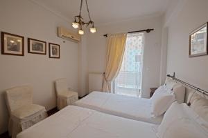 a bedroom with a white bed and a window at Jenny's Appartment in Faraí