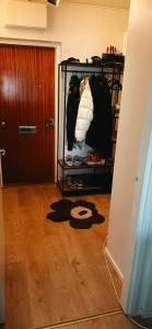 a room with a door and a shelf with clothes at Kotikolo in Pori