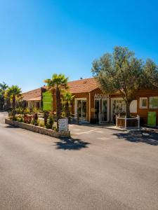 a store on the side of a street at Camping Oléron Cap Soleil MH Climatisé in Saint-Denis-dʼOléron