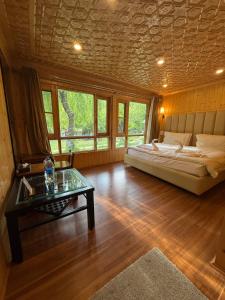 a bedroom with a bed and a coffee table at River Retreat Resort in Pahalgām +16 photos