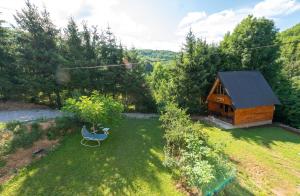 an overhead view of a garden with a cabin at Brvnara Iva Kolašin Crna Gora in Selišta
