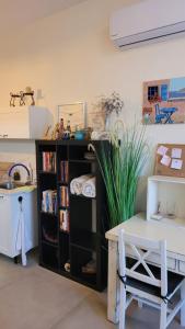 a room with a book shelf and a table at נקודות ריפוי טירת כרמל in Tirat Karmel