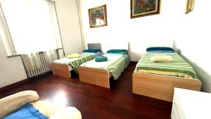 a room with three beds in a room at Appartamento ROMANA in Lugo