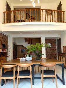 a dining room with a wooden table and chairs at 宣萱民宿 in Mile
