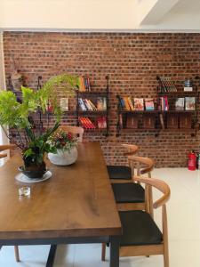 a dining room with a wooden table and chairs at 宣萱民宿 in Mile