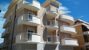 ein Gebäude mit Balkon auf der Seite in der Unterkunft L'ATTICO Bed & Breakfast in San Benedetto del Tronto